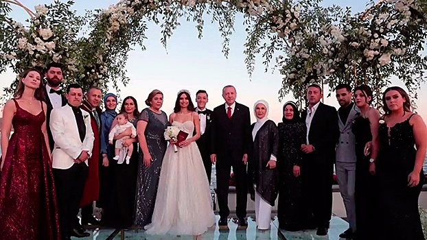 Эрдоган стал шафером на свадьбе футболиста Озила: видео