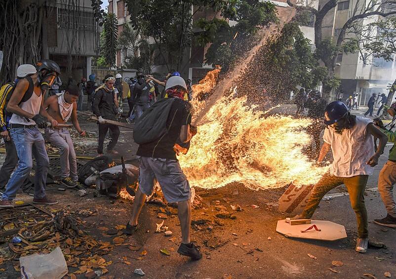 Взрыв во время акции протеста в Каракасе, Венесуэла. Категория «Срочные новости»