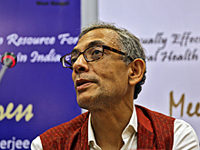 Нобелевский лауреат по экономике предложил раздать деньги просто так