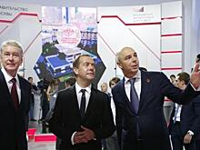 Медведев осмотрел на финансовом форуме экспозиции Минфина и правительства Москвы