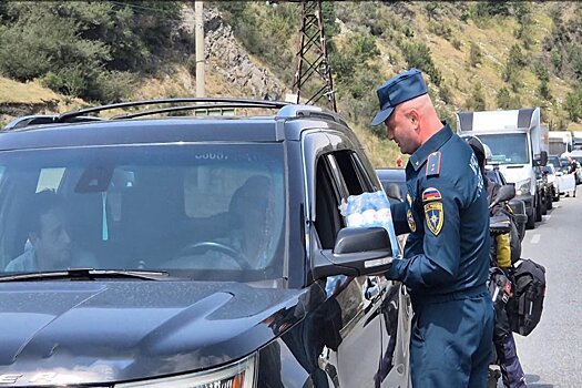 Сотрудники УМЧС по Северной Осетии организовали раздачу воды в жару на КПП «Верхний Ларс»
