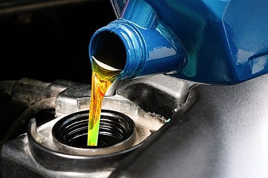 Автоэксперт рассказал, где сегодня не стоит покупать моторное масло