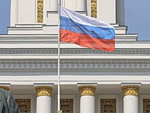 Поднимать российский флаг в школах начнут в новом учебном году