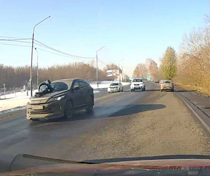 Бизнесмен-должник в Кузбассе при бегстве от силовиков прокатил пристава на капоте машины