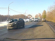 Бизнесмен-должник в Кузбассе при бегстве от силовиков прокатил пристава на капоте машины