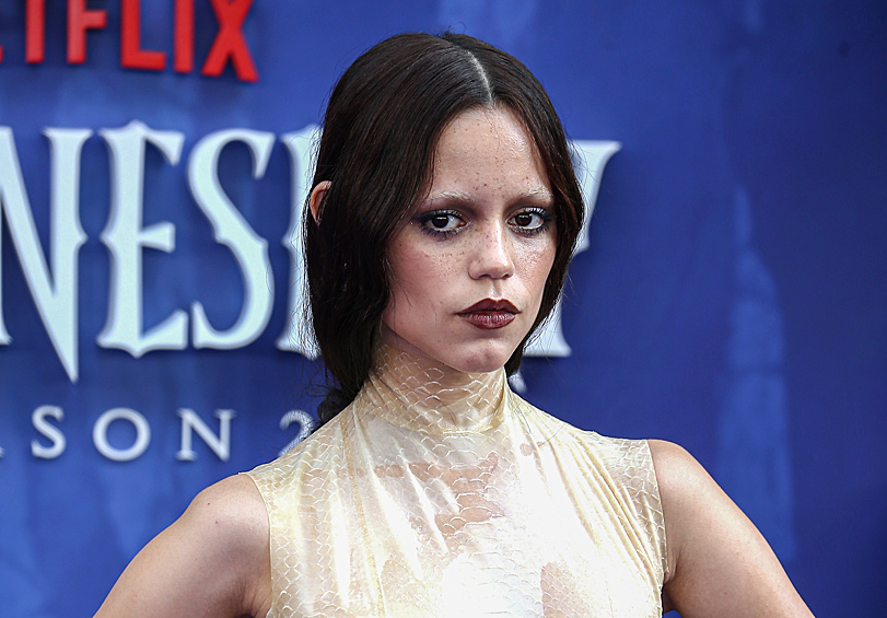 Дженна Ортега во время премьеры второго сезона «Уэнсдей»