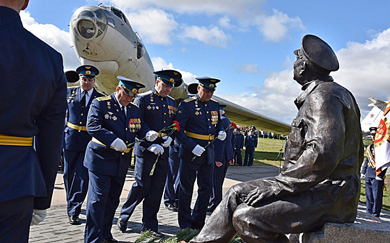 На рязанском аэродроме открыли памятник технику из фильма «В бой идут одни старики»