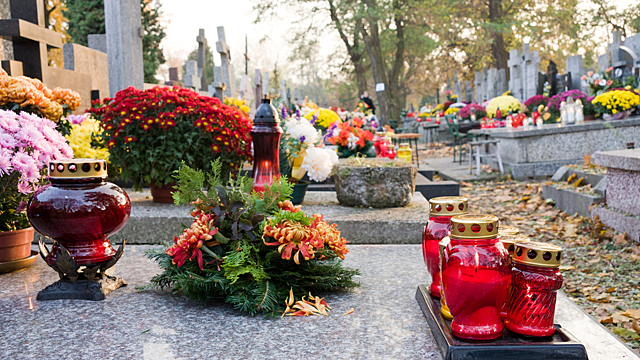 Почему на кладбище нельзя смотреть на чужие могилы