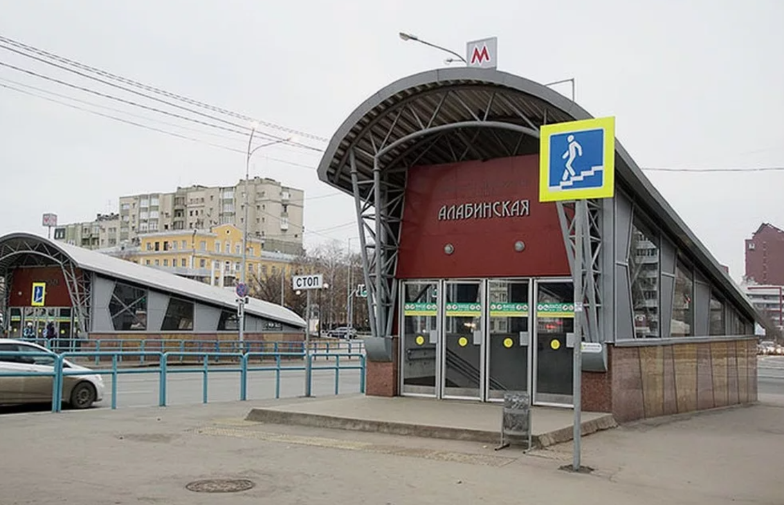 Люди в метро. Пассажир метрополитена. Человек сидит в метро. Люди в метро. Странные пассажиры в метро.