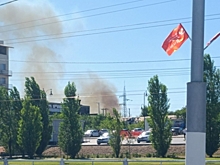 На севере Волгограда загорелась трава