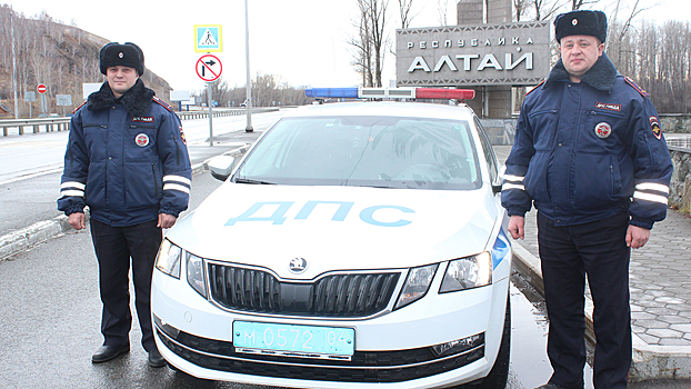 В Республике Алтай сотрудники ДПС передали найденного на федеральной трассе подростка родителям