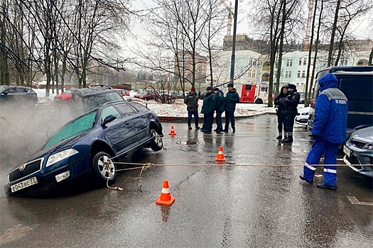 Два автомобиля провалились под землю в Москве