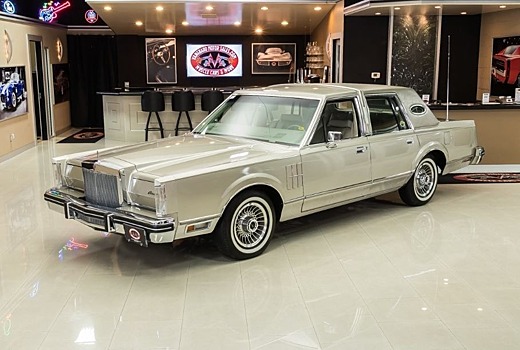 На продажу выставили 40-летний Lincoln Continental почти без пробега