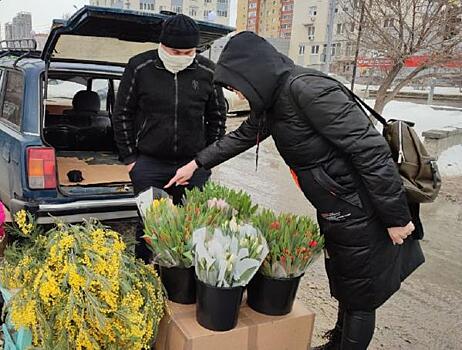 Тюмень заполнили уличные торговцы цветами: сколько стоят тюльпаны и мимозы