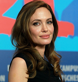 Освистанная Джоли и скандальная выходка Лабафа: топ-8 незабываемых курьезов Берлинале