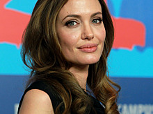 Освистанная Джоли и скандальная выходка Лабафа: топ-8 незабываемых курьезов Берлинале