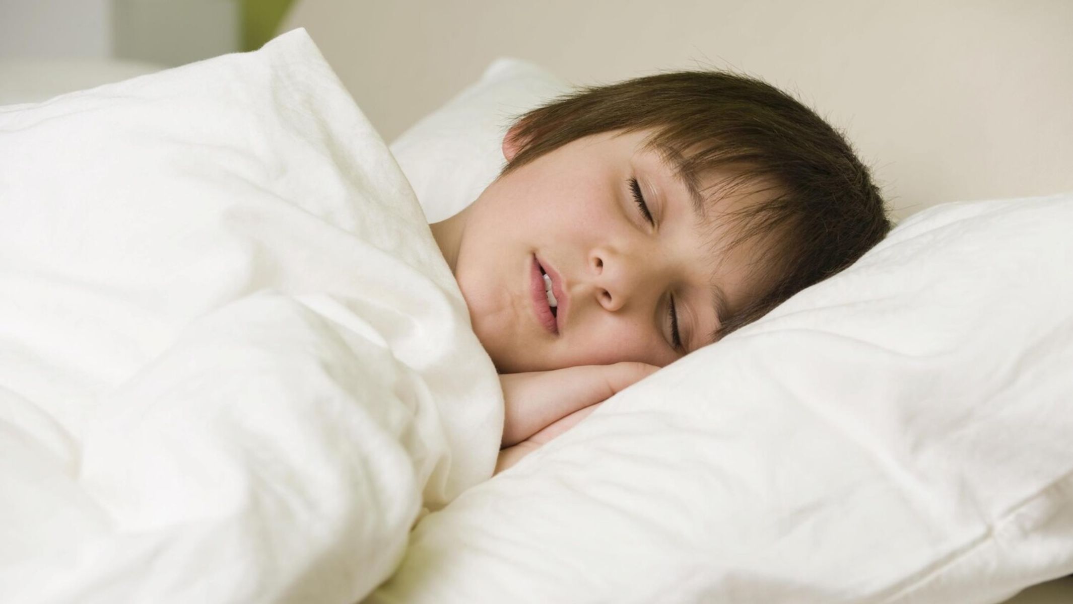 Ребенок проснулся и трясется. Ребенок проснулся и трясется. Ребенок проснулся и трясется. Зевание ребенка. Ребенок проснулся и трясется.