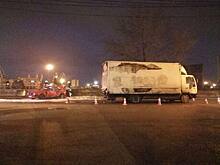 В Калининграде в районе порта легковушка попала под фуру, водителя госпитализировали
