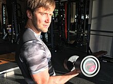 Иван Жидков сводил беременную подругу и дочку на боевик в 3D