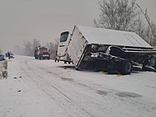 Автобус столкнулся с грузовиком в Амурской области