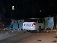 Водитель из Энгельса врезался в мусорные баки и сбежал, бросив автомобиль