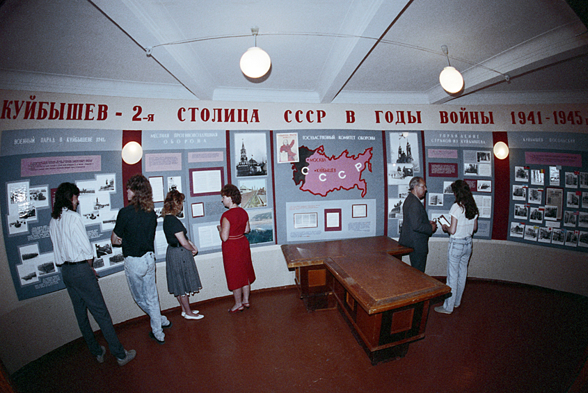 Посетители в зале "Куйбышев - 2-я столица СССР в годы войны 1941 - 1945 годах" Исторического музея гражданской обороны Самарской области в рассекреченном командном пункте-бомбоубежище "Объект № 1", созданном в качестве резервного местонахождения ставки Верховного главнокомандующего Вооруженными силами СССР, секретаря ЦК ВКП(б), Председателя Совета Народных комиссаров СССР Иосифа Виссарионовича Сталина в 1942 году во время Великой Отечественной войны