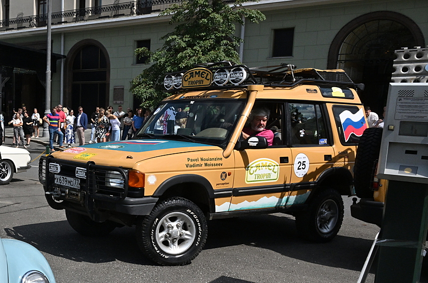 Легендарный Land Rover Discovery первого поколения: главное действующее лицо внедорожных марафонов Camel Trophy, проводившихся в 90-е годы. Если вы застали те времена, то наверняка помните эти жёлтые машины со шноркелями и экспедиционными багажниками в самых экзотических точках планеты!