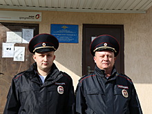 В Крыму участковые уполномоченные полиции вынесли мужчину из задымленной из-за пожара комнаты