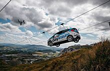 Показать все прелести природы: Ford Fiesta Rally Car спустили по канатной дорожке в Уэльсе