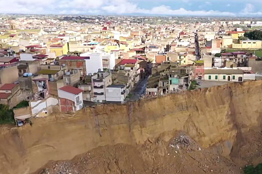 Десятки домов повисли на краю обрыва из-за оползня