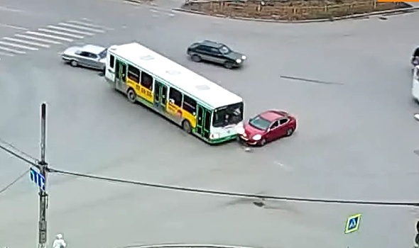 Дорожное видео недели: залёт под автобус, охота за наглыми гонщиками и чудак на встречке