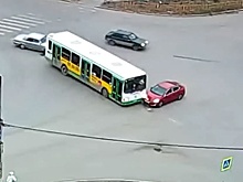 Дорожное видео недели: залёт под автобус, охота за наглыми гонщиками и чудак на встречке