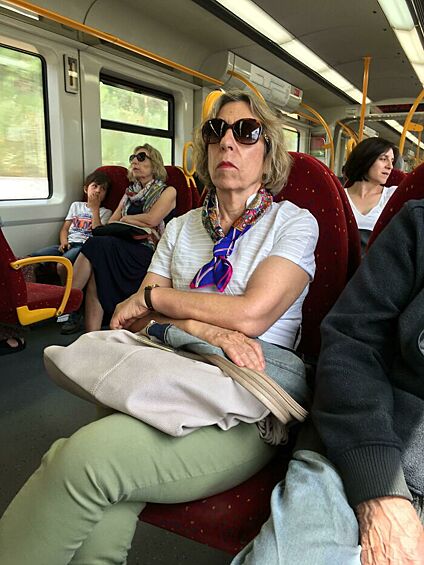 «Я в поезде, и эти две дамы выглядят одинаково, но совершенно не знают друг друга... Странно».