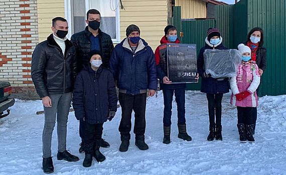 Многодетной семье из Бикмурзино подарили компьютер для обучения детей