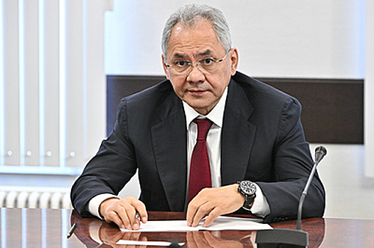 Шойгу во Вьентьяне осмотрел завод по ремонту военной инженерной техники