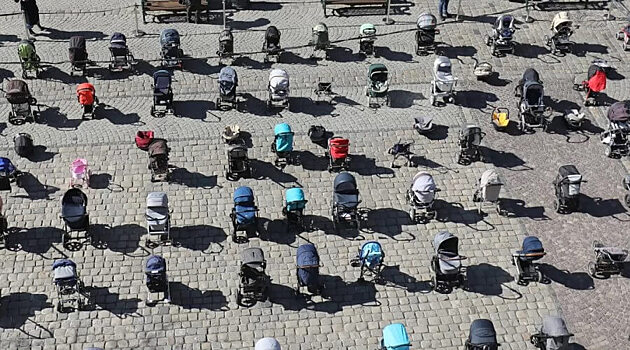 109 мертвых детей: опустошенные детские коляски заполонили центр Львова