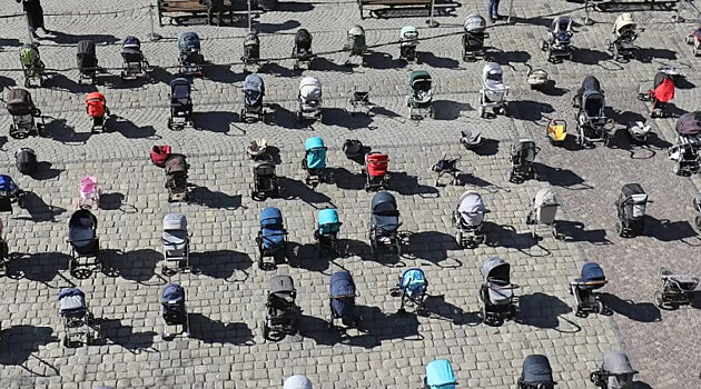 109 мертвых детей: опустошенные детские коляски заполонили центр Львова