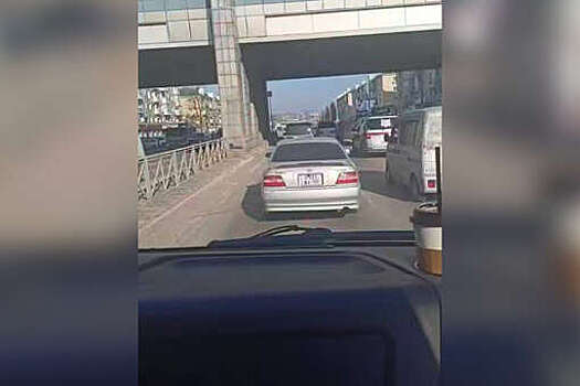 Во Владивостоке на видео попало, как Toyota блокировала проезд спешившей скорой