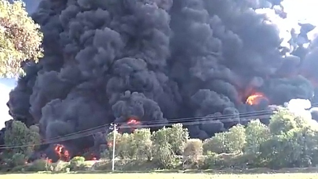 В Мексике горит насосная станция нефтегазовой компании