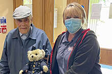 Ветеран британских ВВС подарил медведя детскому хоспису