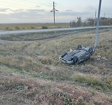 В Соль-Илецком ГО «ВАЗ» слетел с дороги и перевернулся