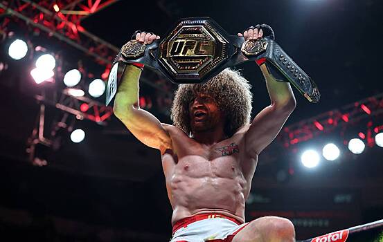 Чемпион UFC встал на колено перед Трампом