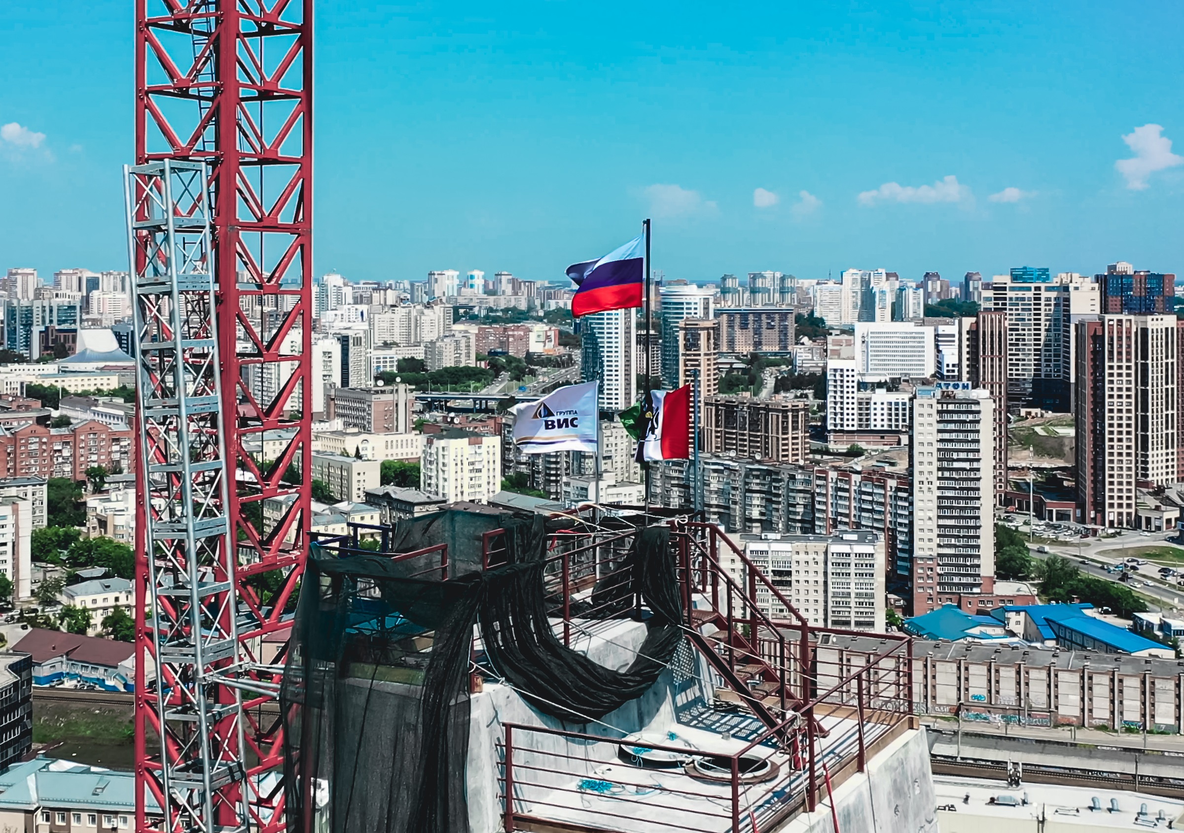 Флаг России установили на высоте 114 метров в честь Дня России в Новосибирске