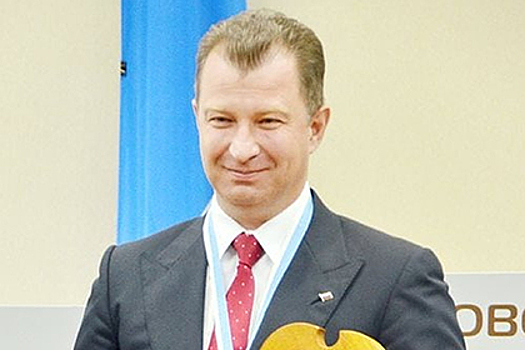 Мэр российского города обязал чиновниц носить волосы до плеч