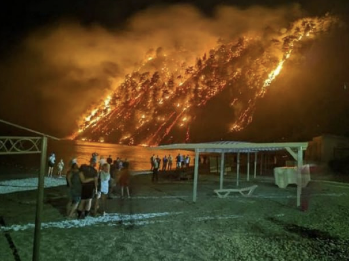 В Туапсинском районе загорелась сухая растительность