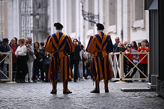 В Ватикане завершилась церемония закрытия гроба Папы Римского