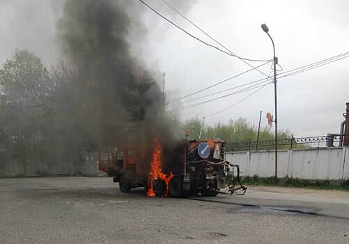 «У водителя обгорели руки и лицо»: огонь уничтожил КАМАЗ в Заельцовском районе