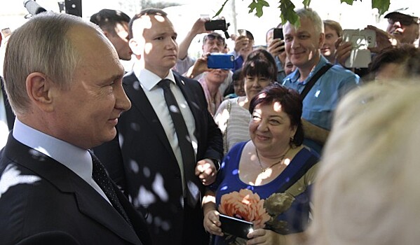 Туристка в Москве поцеловала Путина