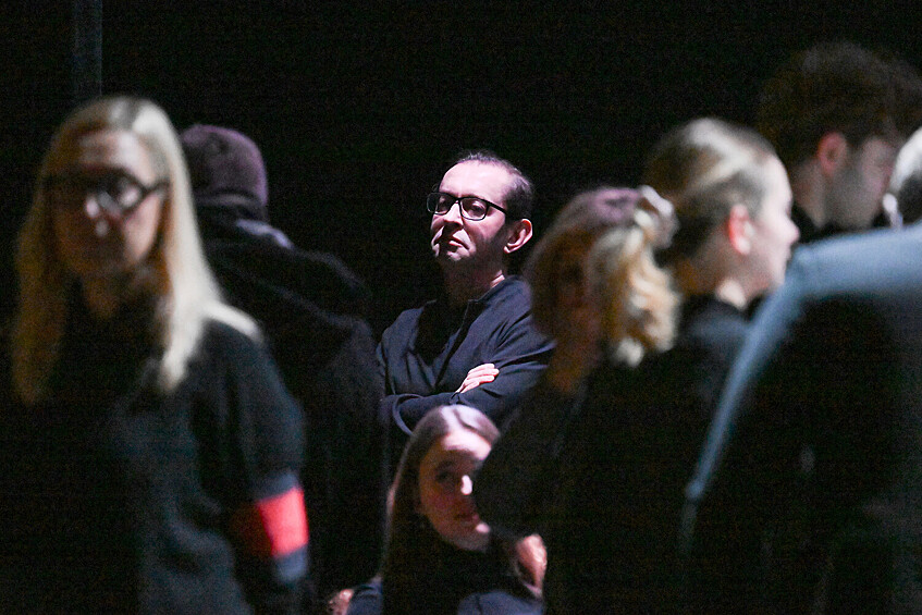 Актер Константин Хабенский на церемонии прощания с народной артисткой РФ Верой Алентовой в Московском драматическом театре имени А.С. Пушкина, 29 декабря 2025 года