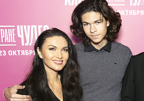 «Джейкоб из „Сумерек“»: 18-летний сын звезды «Не родись красивой» Такшиной покорил соцсети